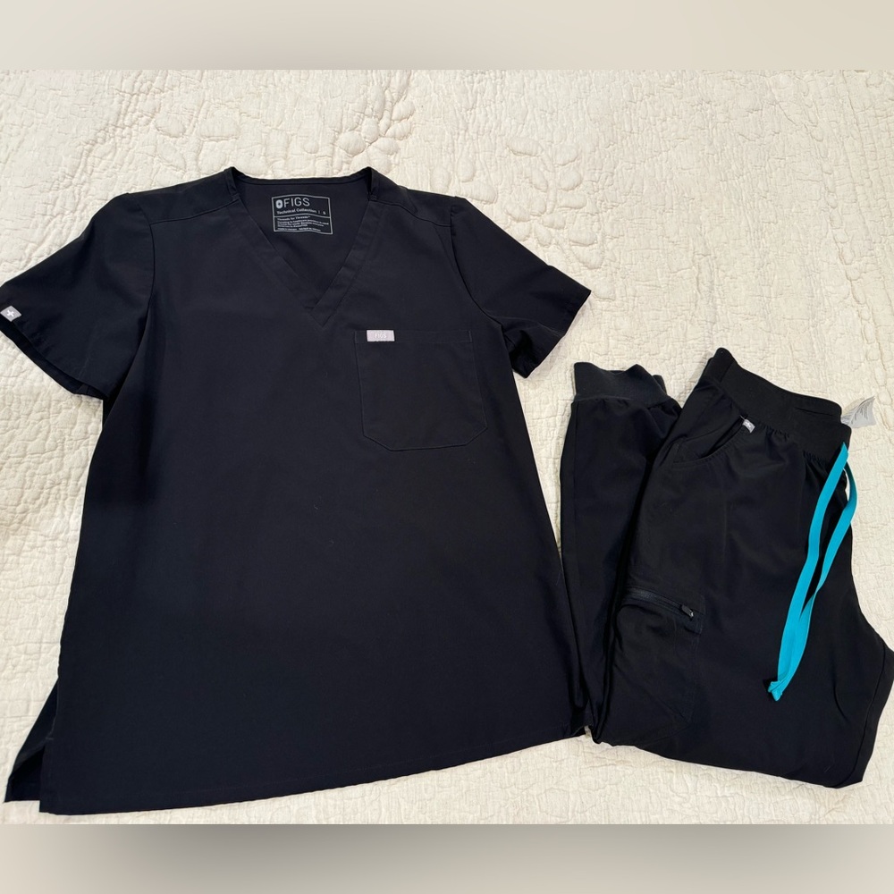 FIGS black FREEx scrub set